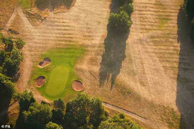 Die ausgetrockneten Grüns und Fairways des Ashton Court Golf Course in der Nähe von Bristol, wo die anhaltende Trockenheit dazu geführt hat, dass sich das ausgedörrte Land von Grün in Braun verwandelt hat