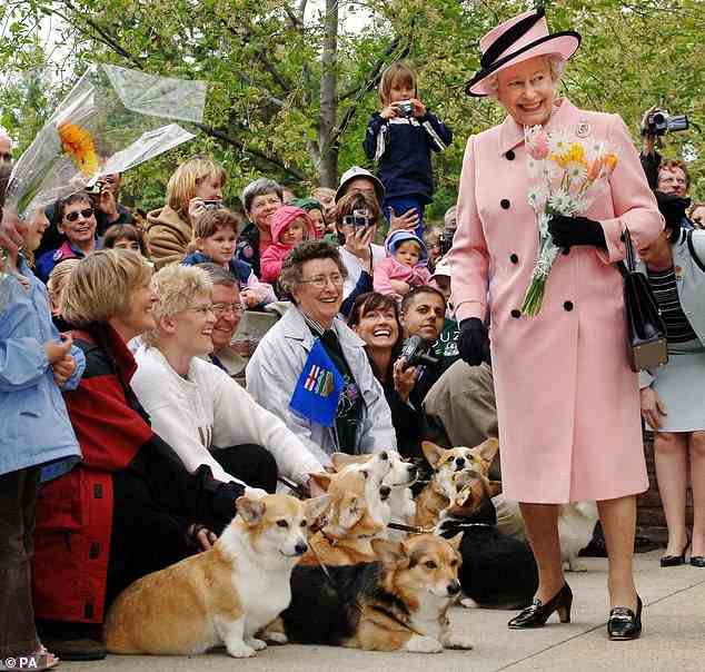 Königin Elizabeth II. wird von lokalen Corgi-Enthusiasten in Edmonton begrüßt, als sie das Legislature Building während einer Tournee durch Kanada im Jahr 2005 verlässt