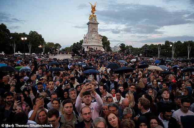 Tragödie: Ihr Tod löste einen sofortigen und riesigen Ausbruch von Emotionen aus, mit Tausenden von Trauernden, die sich am Donnerstagabend vor den Toren des Buckingham Palace versammelten (im Bild).