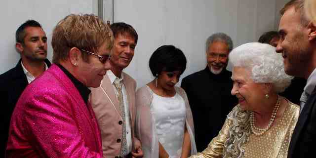 Königin Elizabeth II. traf Sir Elton John 2012 während des Diamond Jubilee Concert vor dem Buckingham Palace.