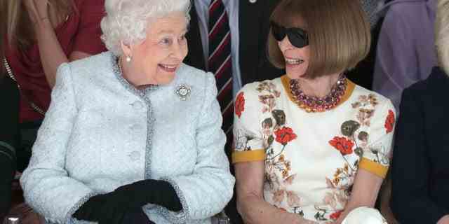 Königin Elizabeth II. sitzt neben Anna Wintour, während sie sich Richard Quinns Laufstegshow ansehen, bevor sie ihm den ersten Queen Elizabeth II Award für britisches Design überreicht.