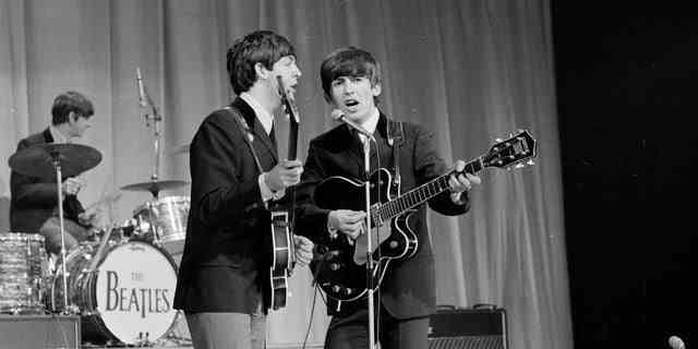 Die Beatles proben 1963 im Prince of Wales Theatre in London für die Aufführung des Royal Variety Command.