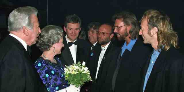 Die Queen trifft die Bee Gees 1993 hinter der Bühne bei der Royal Variety Performance.   