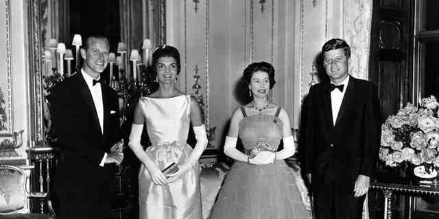 Königin Elizabeth II trifft sich mit Präsident John F. Kennedy und Jackie Onassis im Buckingham Palace. 