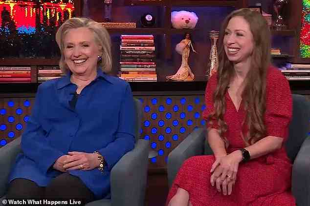 Die 74-jährige Politikerin wurde von ihrer Tochter Chelsea Clinton, 42, für den Auftritt begleitet, als sie über ihre brandneue Apple TV+-Dokumentation Gutsy sprachen, die heute Premiere hatte