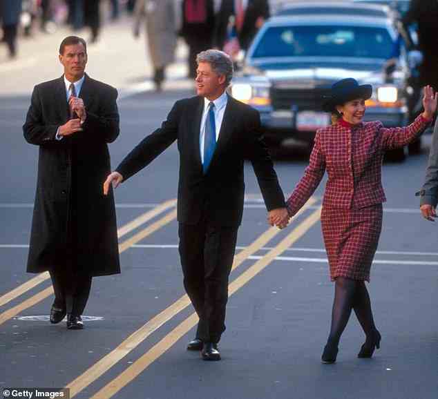 Während unklar ist, mit wem Andys Romanze war, werden Hillary und Bill während seiner Präsidentschaft zusammen mit einem Mitglied des Secret Service gesehen