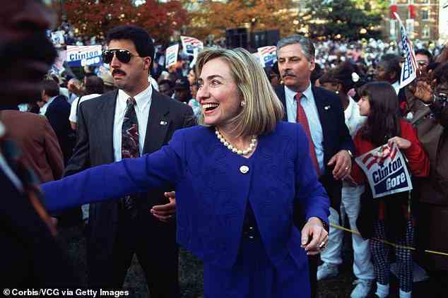 Andys schockierendes Geheimnis kommt nur wenige Tage, nachdem Hillary (gesehen mit Secret Service im Jahr 1992) eines ihrer eigenen geteilt hat – dass sie und Bill ihre Tochter einmal versehentlich im Kreml in Russland zurückgelassen haben