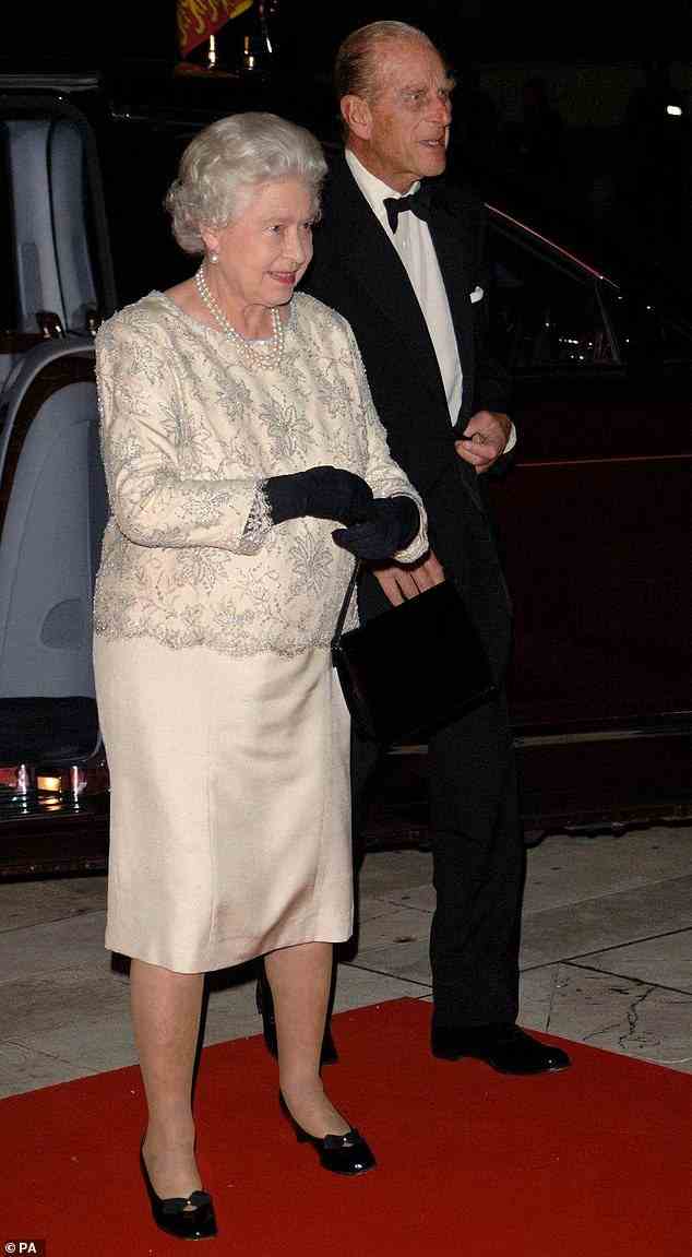 Erinnerungen: Die Fernsehpersönlichkeit, die im Jahr 2000 einen MBE erhielt, erinnerte sich an ihr „atemberaubendes Mittagessen“ mit dem verstorbenen Monarchen und Prinz Philip (Die Königin und Prinz Philip, der Herzog von Edinburgh, abgebildet beim 50. Royal Anniversary Dinner von ITV im Jahr 2005).