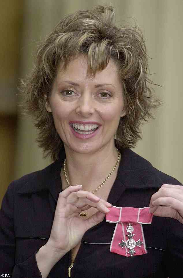 Stolz: Während der Queen's Birthday Honours im Juni 2000 wurde Carol als Mitglied des Order of British Empire für ihre Verdienste um den Rundfunk geehrt