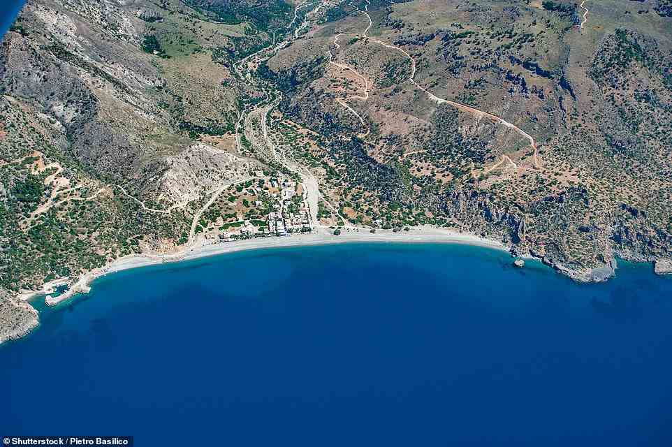 Eine Luftaufnahme von Sougia, Nicks endgültigem Ziel, wo er „kühle Schwimmbäder am Strand“ und „Wolfsbarsch-Mittagessen“ genießt
