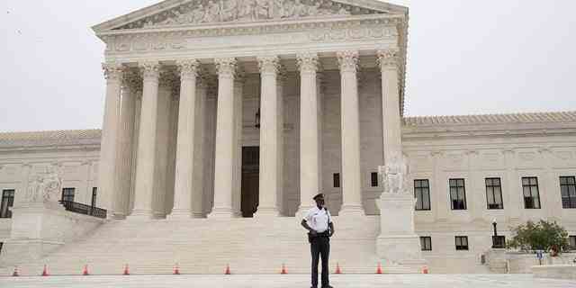 Ein Polizist patrouilliert vor dem US Supreme Court in Washington, DC