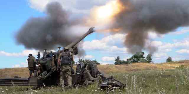 Ukrainische Soldaten feuern in der Ostukraine eine Schlepphaubitze ab. 