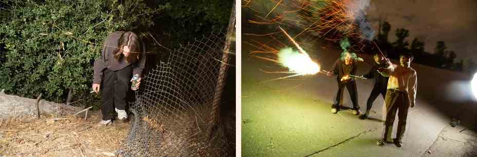 Diptychon: Ein junger Mann geht mit gesenktem Kopf durch ein Loch in einem Zaun: 3 Männer mit Feuerwerkskörpern