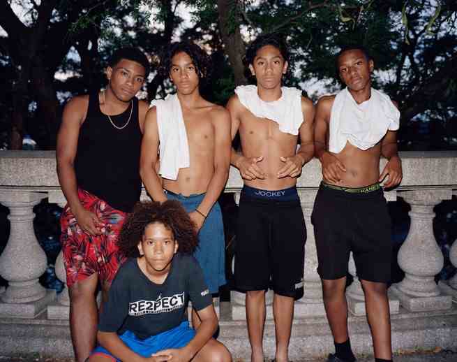 Mehrere Jungen in einer Reihe posieren für ein Foto