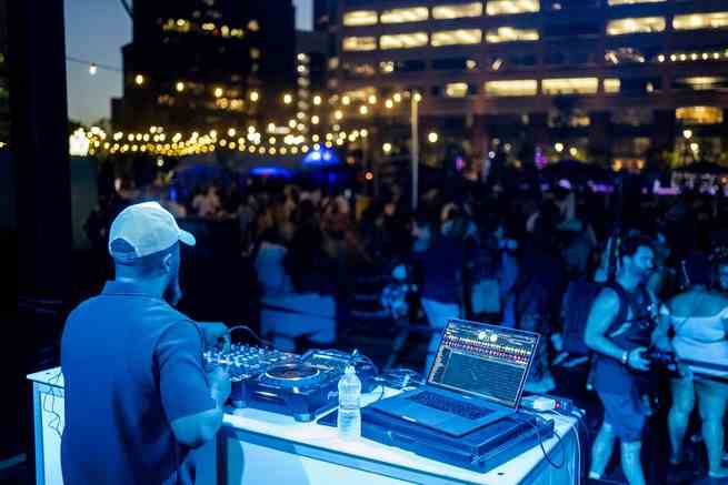 DJ mit Lichtern der Stadt 