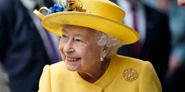 Königin Elizabeth wurde als mit einem schelmischen Sinn für Humor und einem Talent für Nachahmung in privater Gesellschaft beschrieben.