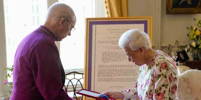 Königin Elizabeth II. empfängt den Erzbischof von Canterbury Justin Welby auf Schloss Windsor am 21. Juni 2022 in Windsor, England. 