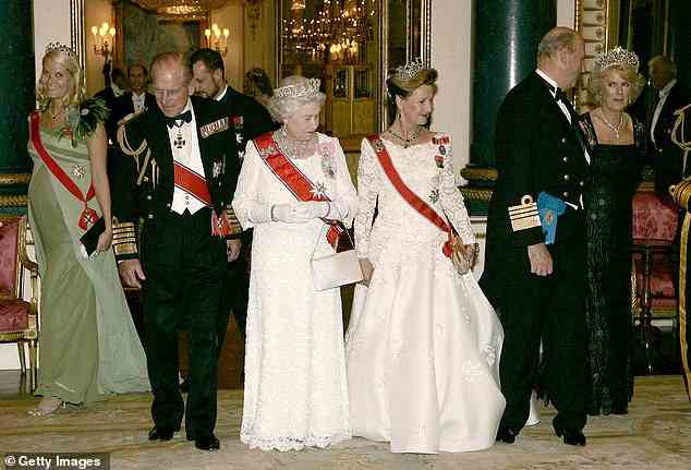Die britische Königsfamilie pflegt eine enge Bindung zum norwegischen Königshaus: Hier ist die Queen (Mitte links) mit König Harald V. von Norwegen (ganz rechts) abgebildet Die britische Königsfamilie genießt eine enge Bindung zum norwegischen Königshaus: hier die Queen (Mitte links) ist abgebildet mit König Harald V. von Norwegen (ganz rechts) Kronprinzessin Mette-Marit, Prinz Philip, Herzog von Edinburgh, Kronprinz Haakon, Königin Elizabeth II., Königin Sonja, König Harald V. von Norwegen und Camilla, Herzogin von Cornwall poseCrown Prinzessin Mette-Marit, Prinz Philip, Herzog von Edinburgh, Kronprinz Haakon, Königin Elizabeth II., Königin Sonja, König Harald V. von Norwegen und Camilla, Herzogin von Cornwall