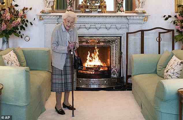 Die letzten offiziellen Fotos von Königin Elizabeth zeigen die Monarchin im Salon, bevor sie Liz Truss am 6. September zu einer Audienz in Balmoral in Schottland empfängt