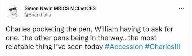 Ein Twitter-Nutzer sagte, es sei „zuordenbar“, dass er den Stift „eingesteckt“ habe, nachdem er das offizielle Dokument unterschrieben habe