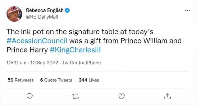 Das Füllfederhalterset, mit dem er das bedeutsame Dokument unterzeichnete, war laut Rebecca English ein Geschenk seiner Söhne Prinz Harry und William