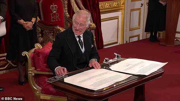 Als er die historische Proklamation unterzeichnen wollte, bedeutete der König verzweifelt einem Mitarbeiter, die Stiftschachtel von seinem Schreibtisch zu holen