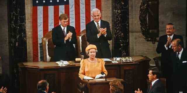 Königin Elizabeth II. spricht am 16. Mai 1991 vor einer gemeinsamen Sitzung des Kongresses in der Kammer des Repräsentantenhauses im US-Kapitol in Washington, DC. 