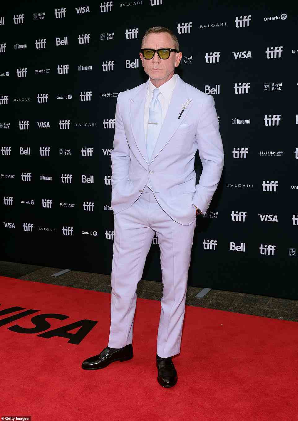 Scharf: Daniel Craig sah scharf aus, als er in einer lavendelfarbenen Anzugjacke und einer schmal zulaufenden Hose den roten Teppich betrat