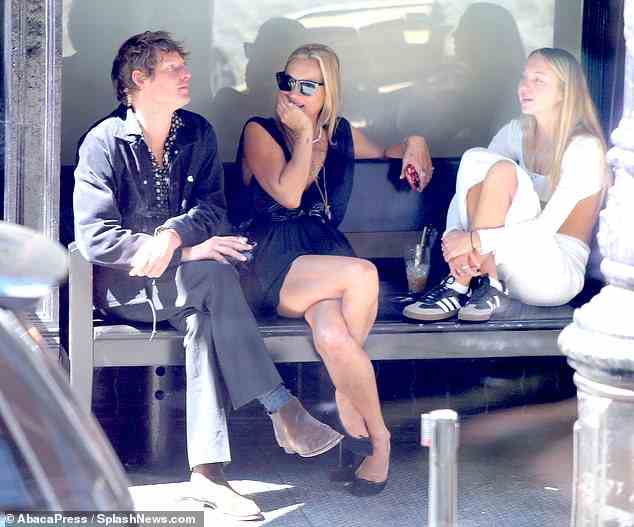 Viel Gesprächsstoff: Nikolaj, Kate und Lila unterhielten sich während einer Pause von den Pflichten der Fashion Week