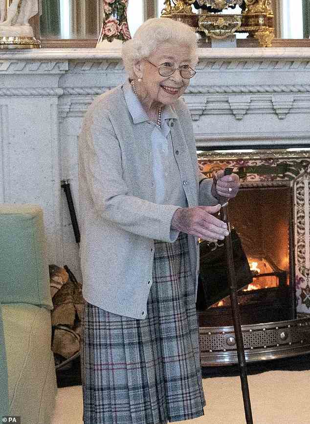 Dr. Deb Cohen-Jones sagte, Fotos von Königin Elizabeth II.s lila gefärbten Händen (im Bild), als sie vor zwei Tagen neben der neuen britischen Premierministerin Liz Truss posierte, seien ein Zeichen für einen sich verschlechternden Gesundheitszustand