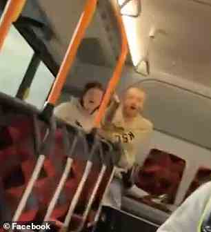 Ein Paar aus Melbourne (im Bild) wurde in einem Bus heiß und schwer.  Als sie konfrontiert wurden, warum das Paar die unanständige Tat durchführte, gaben sie Autismus und Obdachlosigkeit die Schuld