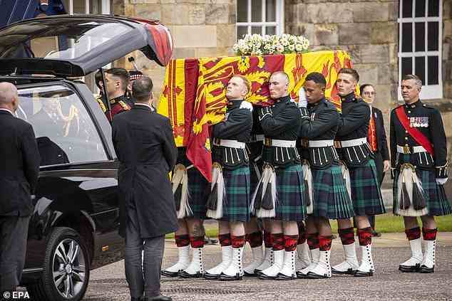 Historisch: Die Queen wird vor ihrer Beerdigung in London ruhen.  Das Liegen im Staat ist normalerweise Souveränen, gegenwärtigen oder früheren Gemahlinnen der Königin und manchmal ehemaligen Premierministern vorbehalten
