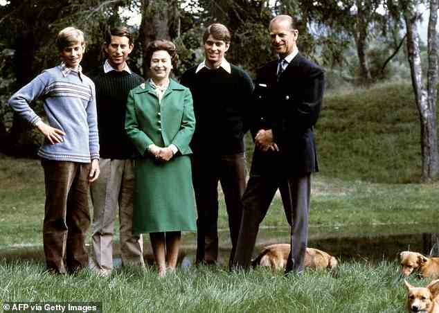 Prinz Edward, links, Prinz Charles und Prinz Andrew mit der Königin und dem Herzog von Edinburgh im Jahr 1979, umgeben von den königlichen Corgis und Dorgis