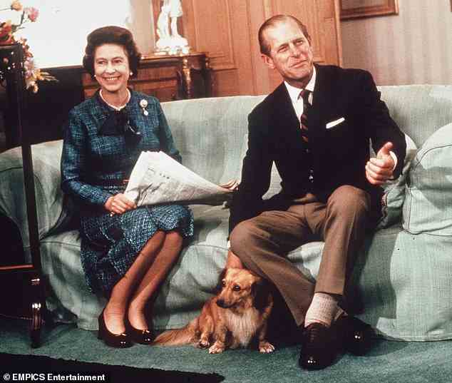 Die geliebten Hunde der Königin waren nie zu weit von ihr und dem verstorbenen Prinz Philip entfernt.  Im Bild: Das Paar entspannt sich 1974 mit einer seiner Dorgis in Balmoral