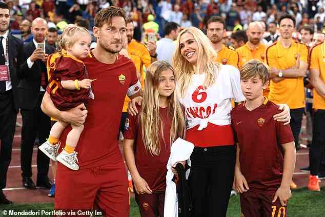 Fußball-Ikone Francesco Totti verabschiedete sich 2017 mit seiner Familie auf dem Platz von den Roma-Fans