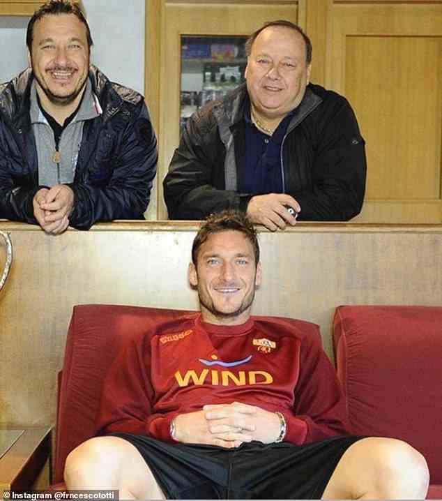Totti verlor seinen Vater Enzo (R) im Oktober 2020 an Covid-19 und fühlt sich von seiner Frau nicht getröstet