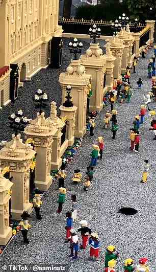Legoland würdigte die Königin mit Miniaturversionen von Buckingham Palace und Windsor Castle mit Flaggen auf Halbmast und Trauernden, die Blumen niederlegten