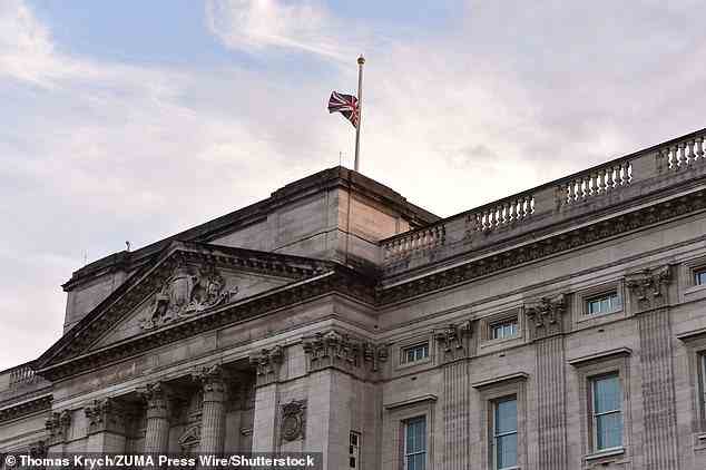 In der realen Version des Buckingham Palace weht der Union Jack zu Ehren der Queen auf Halbmast