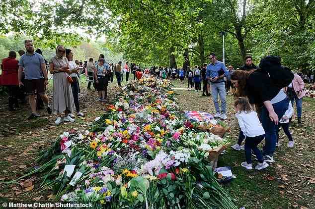 Blumen-Ehrungen werden weiterhin in den Green Park gebracht, während Massen der Öffentlichkeit in die Londoner Innenstadt kommen, um den königlichen Park zu besuchen