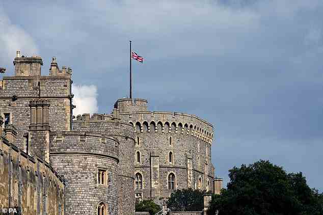 Auch auf Schloss Windsor steht die Flagge auf Halbmast.  Zehn Millionen Menschen in ganz Großbritannien trauern um den Monarchen