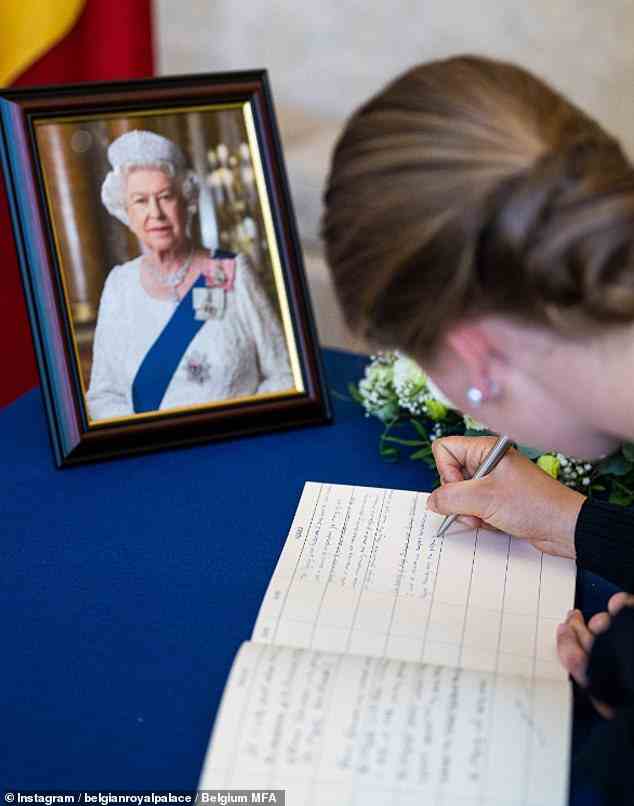 Die Kronprinzessin unterzeichnete gestern in der Residenz des britischen Botschafters das Kondolenzbuch und schrieb eine süße Notiz, in der sie die „Vorbildlichkeit“ des verstorbenen Monarchen lobte.