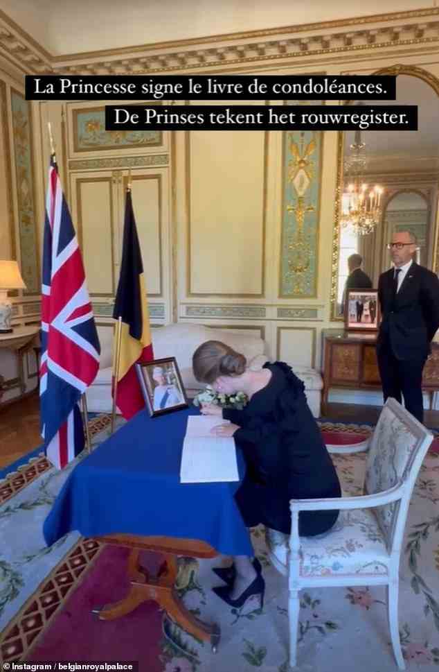Elisabeth trug Schwarz, um das Kondolenzbuch in der Residenz von Martin Shearman, dem britischen Botschafter in Belgien, zu unterschreiben, rechts