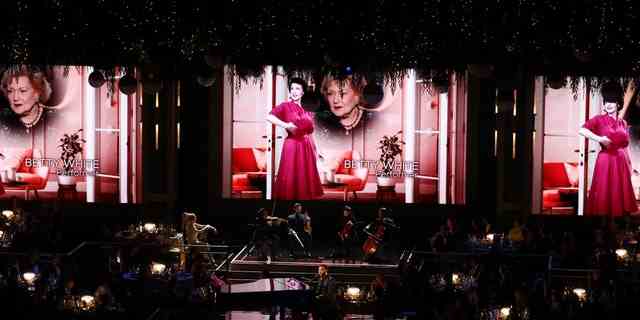 Die verstorbene Schauspielerin Betty White ist während eines Films auf dem Bildschirm zu sehen "In Erinnerung" Segment, das vom US-amerikanischen Singer-Songwriter John Legend während der 74. Emmy Awards im Microsoft Theatre in Los Angeles, Kalifornien, am 12. September 2022 auf der Bühne aufgeführt wurde.