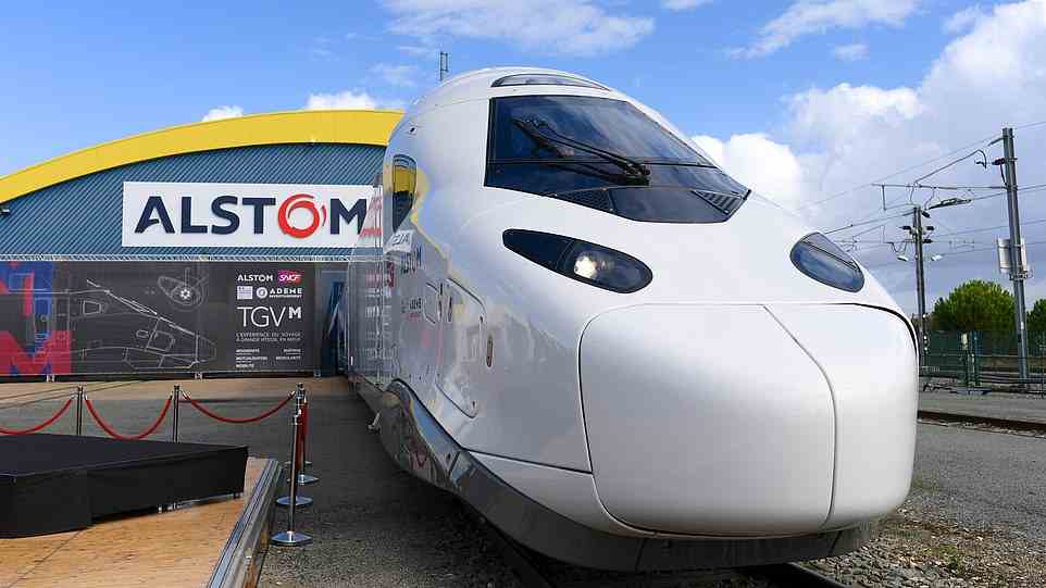 Die SNCF beschrieb den TGV M als „hypervernetzt“ mit „5G Wi-Fi-Architektur“, und die Begleiter werden über eine App über „den Betriebsstatus aller Elemente, die zum Komfort der Kunden beitragen“ informiert.