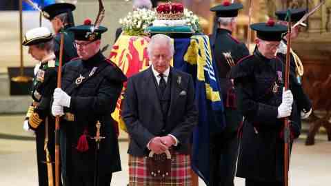 Charles III, Mitte, und andere Mitglieder der königlichen Familie halten am Montag eine Mahnwache am Sarg der Queen in der St. Giles' Cathedral.