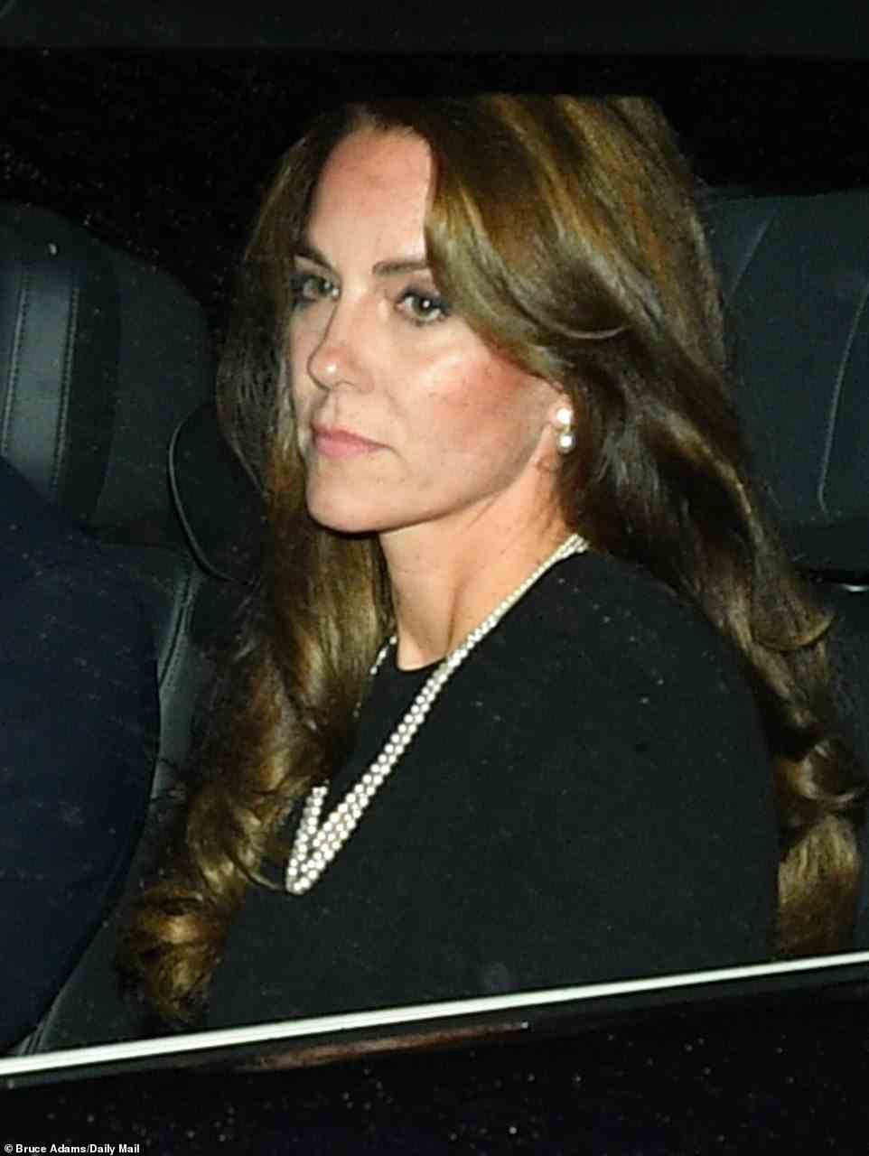 Kate, die niedergeschlagen aussah, als sie sich neben ihrem Ehemann William auf den Weg ins Zentrum von London machte, trug eine Perlenkette und Ohrringe.  Ihre Majestät war ein großer Fan von Perlen, die traditionell von königlichen Frauen in Trauer getragen werden