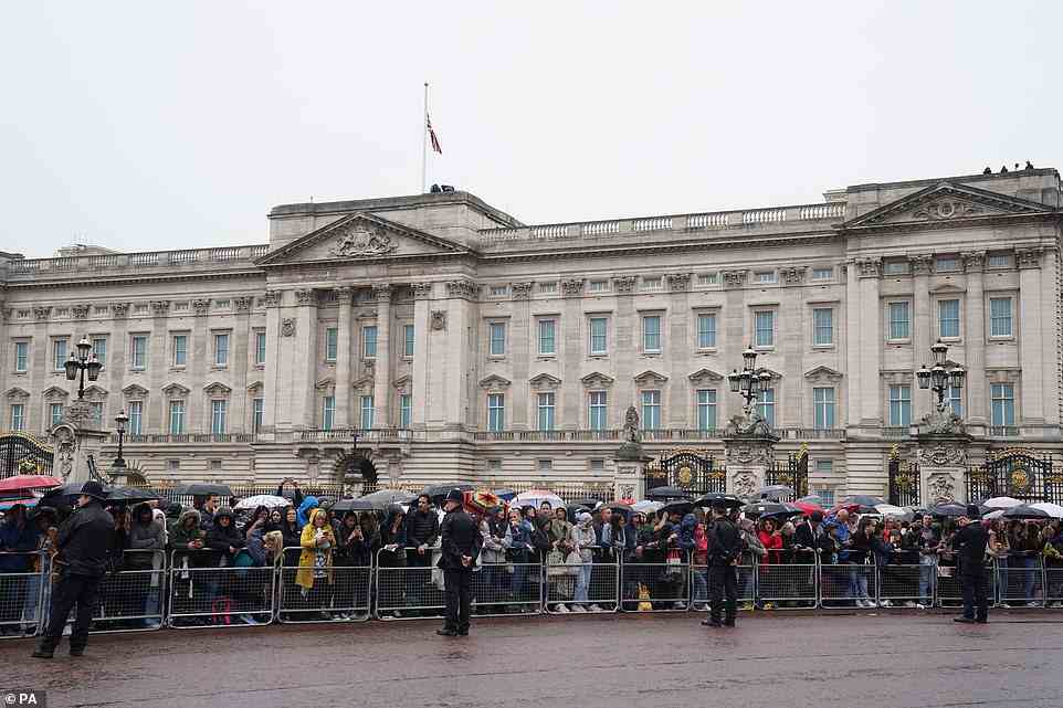 Menschenmassen versammeln sich vor dem Buckingham Palace und warten darauf, einen Blick auf den Sarg der Queen zu erhaschen