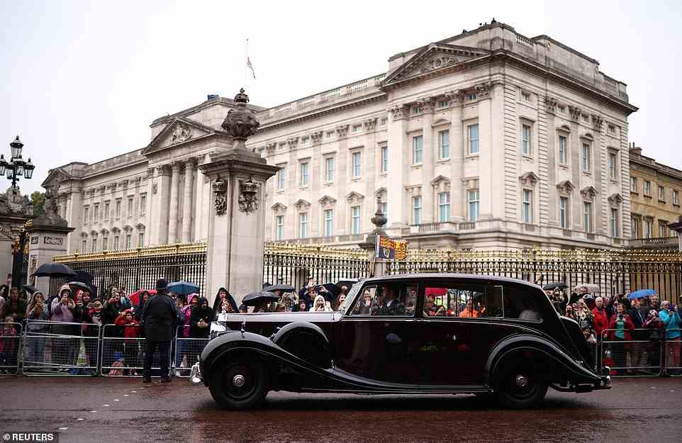 König Charles und Königin Camilla erreichen den Buckingham Palace