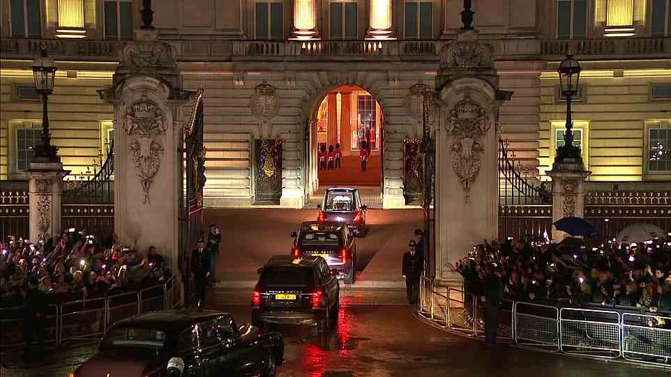 The state hearse carried the Queen's coffin into Buckingham Palace, where was received by the whole Royal Family