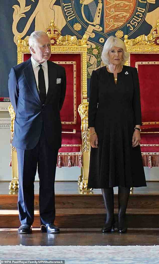 König Karl III. (links) ist am 13. September 2022 mit Camilla, Queen Consort, während ihres Besuchs in Nordirland abgebildet